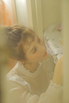 我半夜摸妺妺的奶摸到高潮